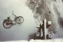 605851 Afbeelding van een op het ijs gegooide fiets, vermoedelijk in de Stadsbuitengracht te Utrecht.